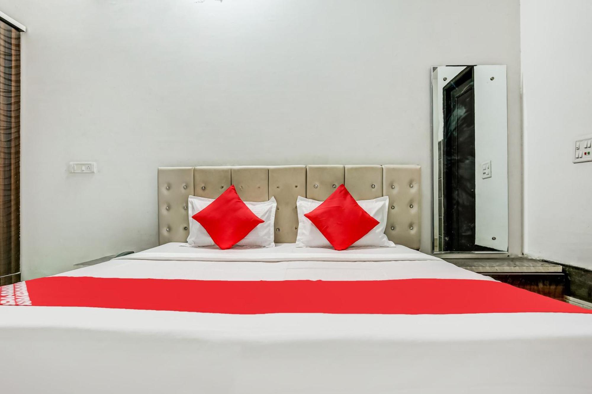 Kurukshetra Flagship Hotel Big Boss מראה חיצוני תמונה